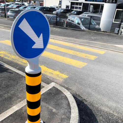 Potelet avec indication de sens de circulation